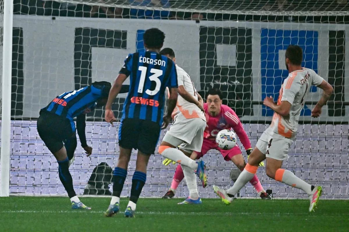Atalanta oyunçusu qapıya zərbə vurur