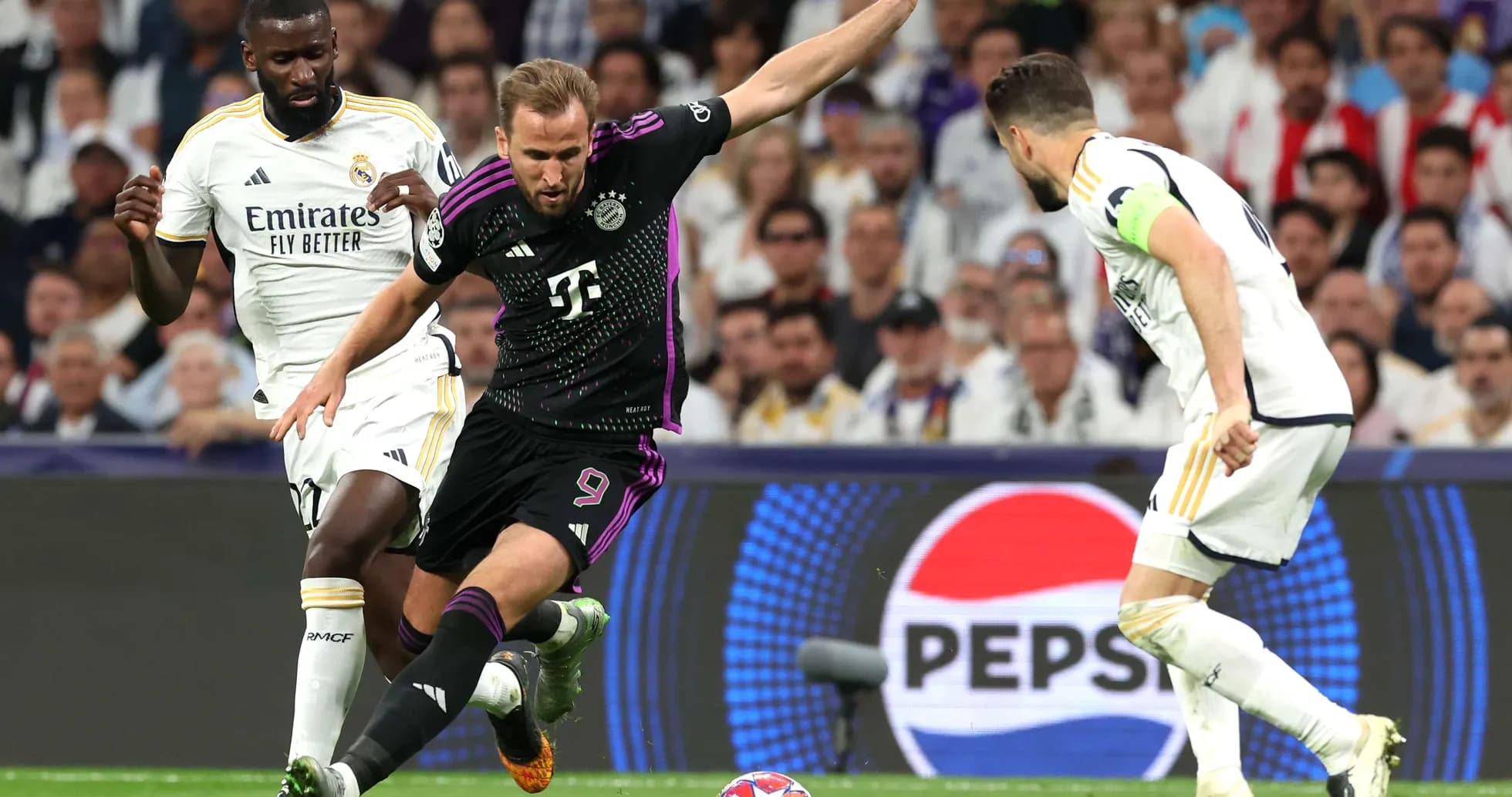Real Madrid və Bayern München oyunçuları mübarizədə
