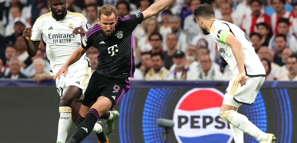 Real Madrid və Bayern München oyunçuları mübarizədə