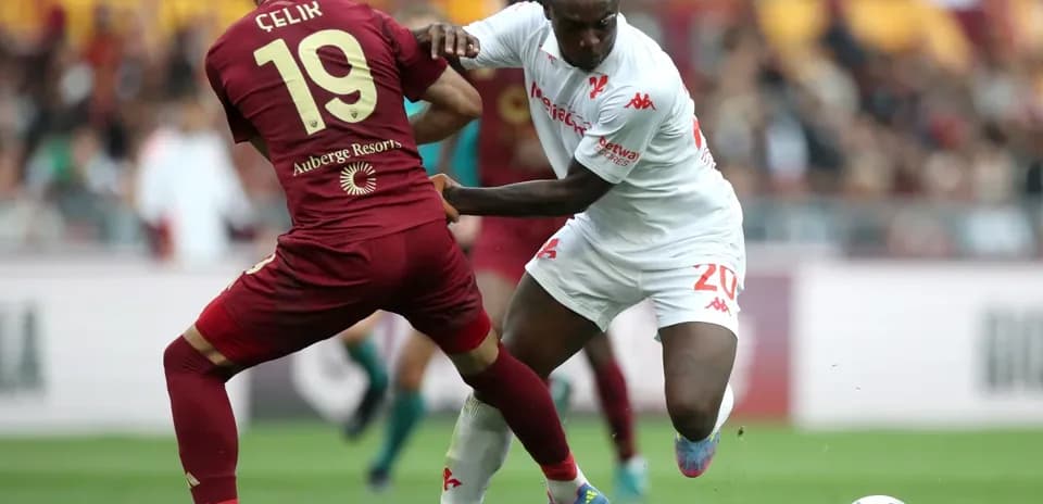 İki futbolçunun top üçün mübarizəsi