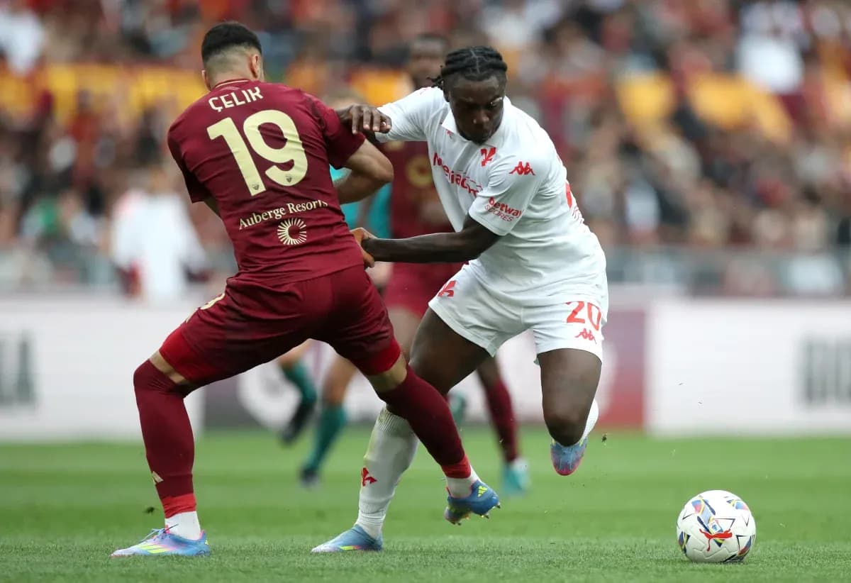 İki futbolçunun top üçün mübarizəsi