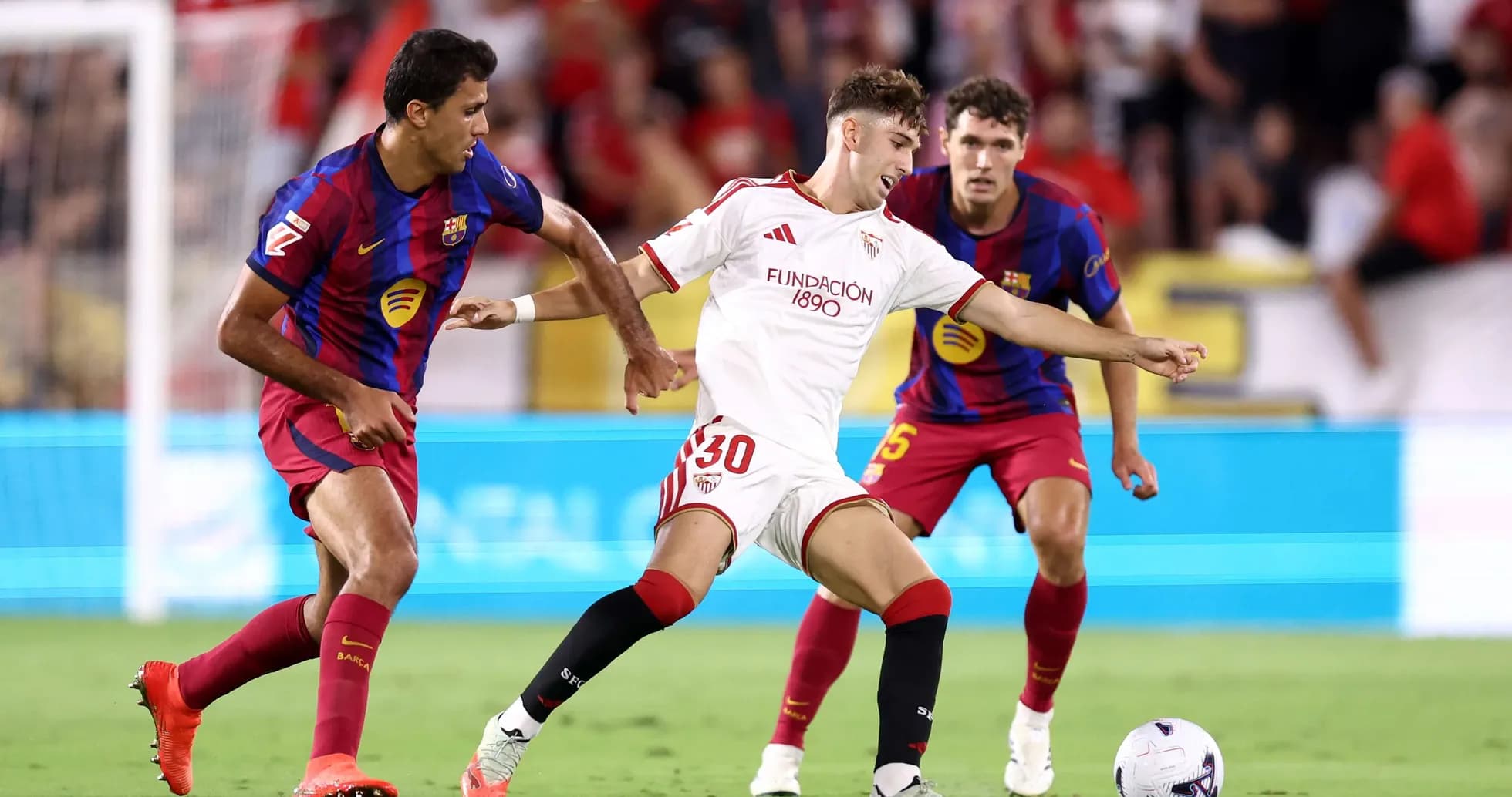 Sevilya və Barselona futbolçuları mübarizə aparır