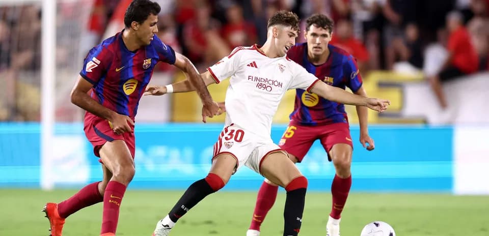 Sevilya və Barselona futbolçuları mübarizə aparır