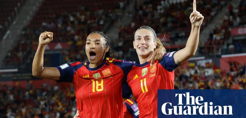İki İspaniya futbolçusu sevinclə qol qeyd edir
