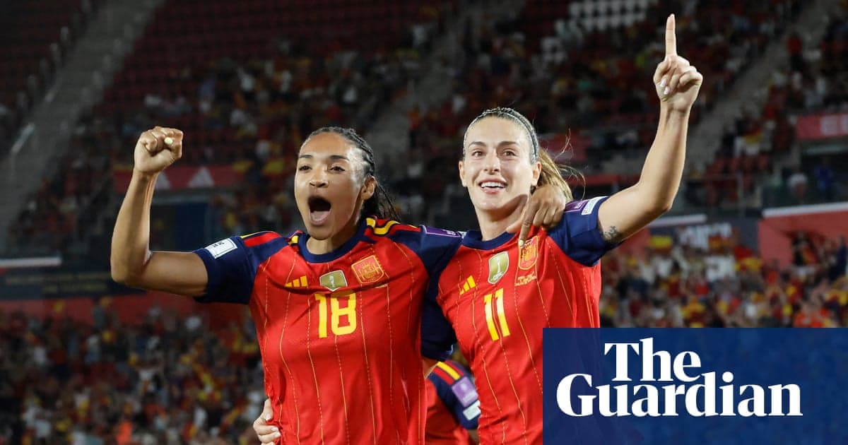 İki İspaniya futbolçusu sevinclə qol qeyd edir
