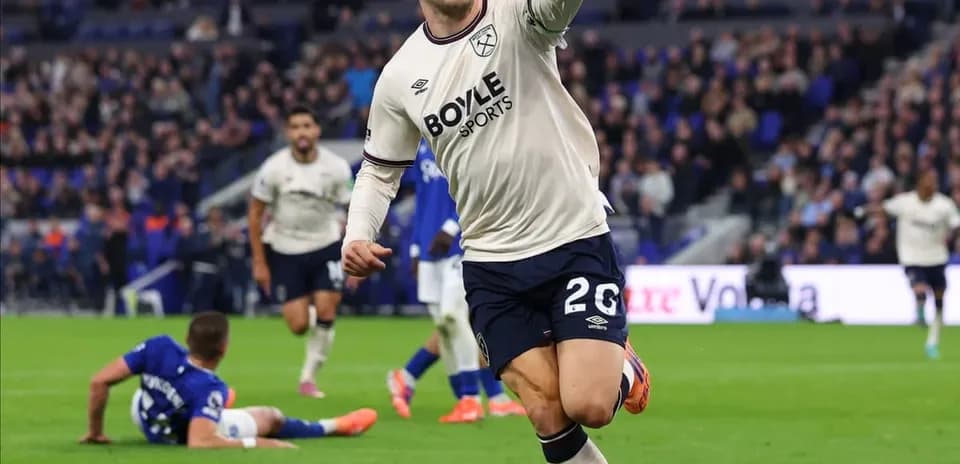 Qollarını qaldıran West Ham oyunçusu