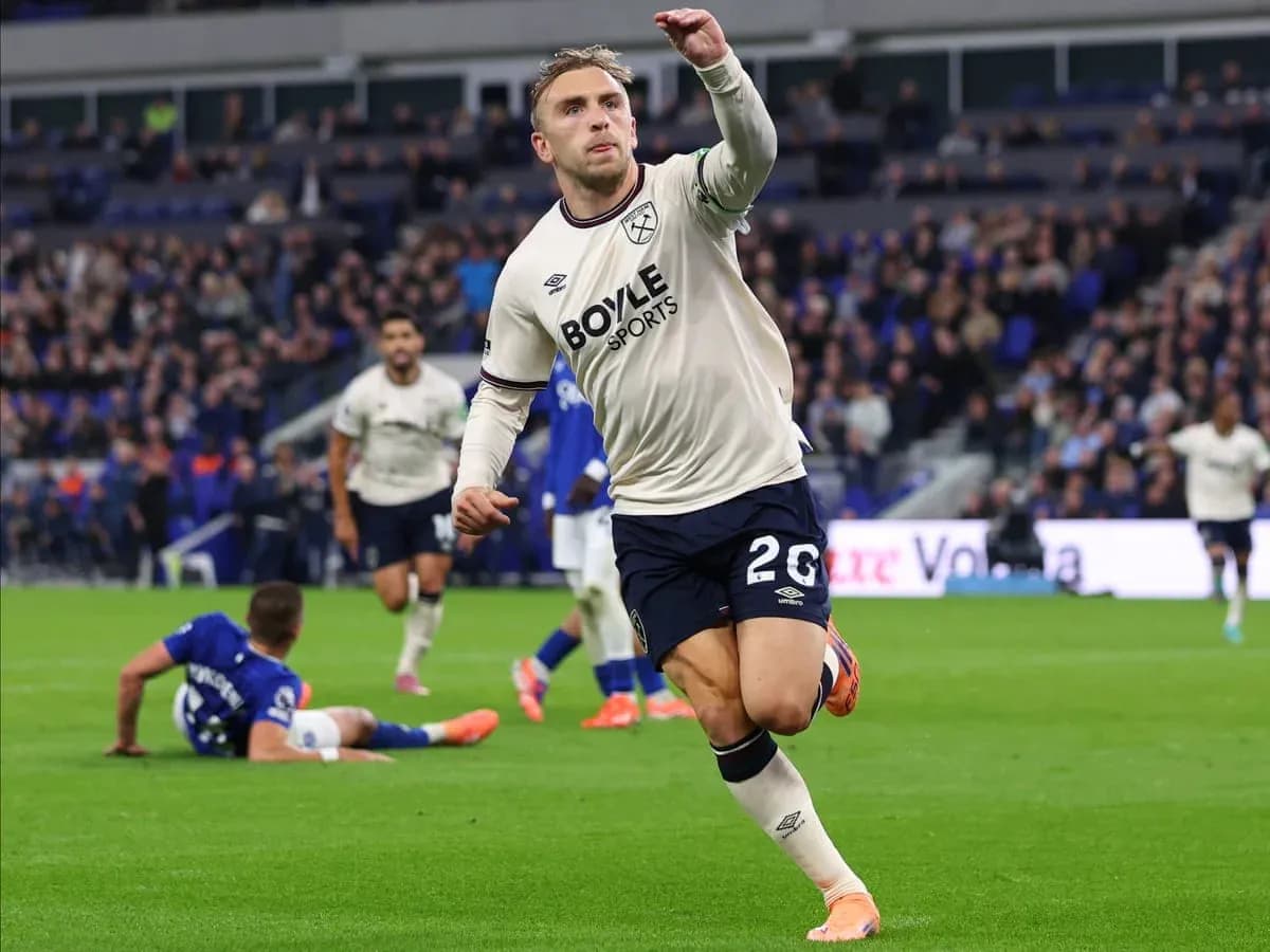 Qollarını qaldıran West Ham oyunçusu