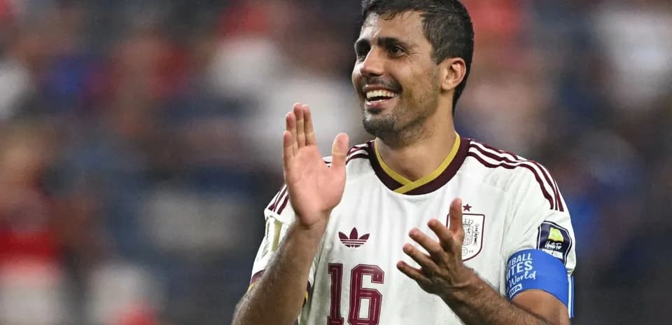 Futbolçu oyundan sonra azarkeşləri alqışlayır