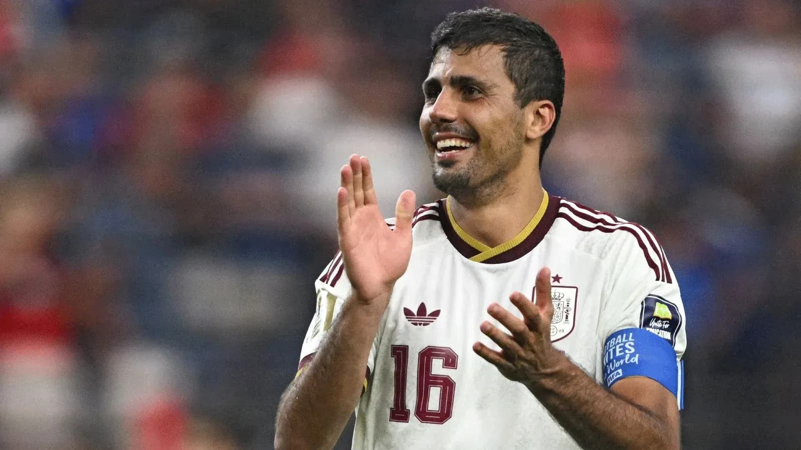Futbolçu oyundan sonra azarkeşləri alqışlayır