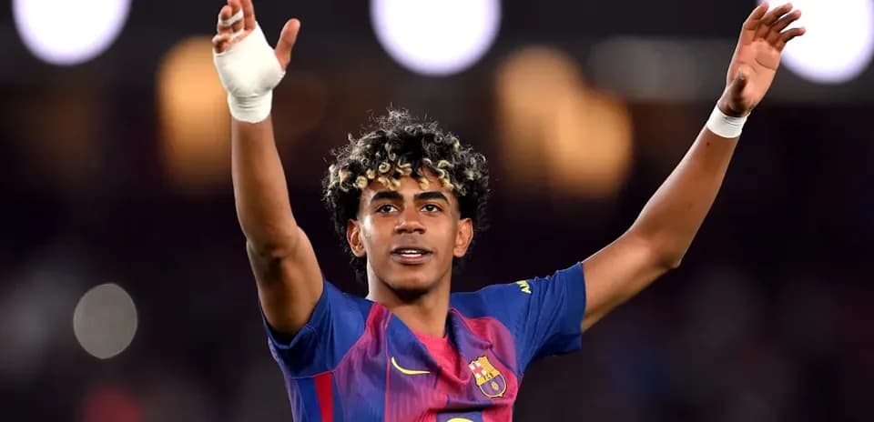 Futbolçu Barcelona formasında əlini qaldırır