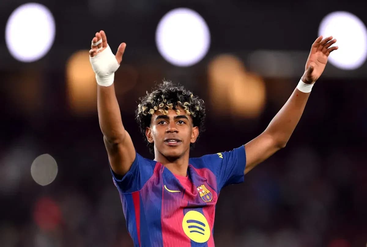 Futbolçu Barcelona formasında əlini qaldırır