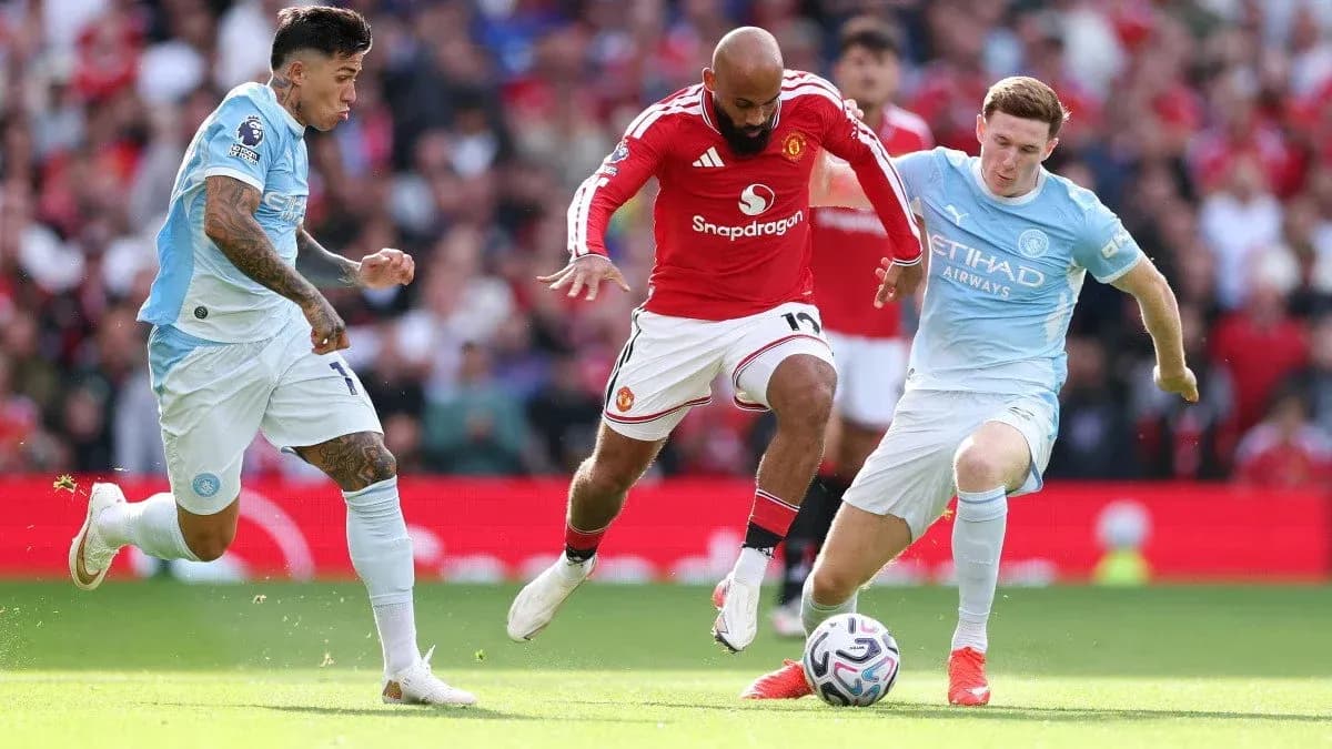 Manchester United and Manchester City players competing for the ball