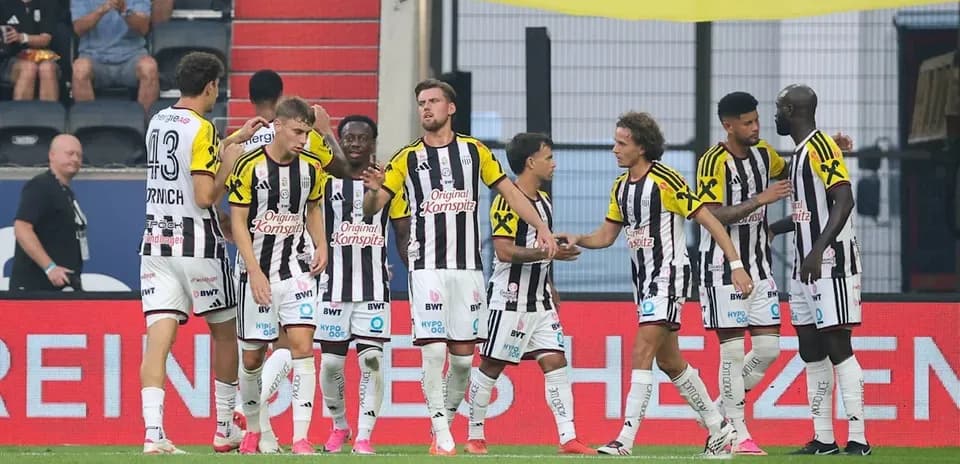 Futbolçular qol vurduqdan sonra bir-birini təbrik edir