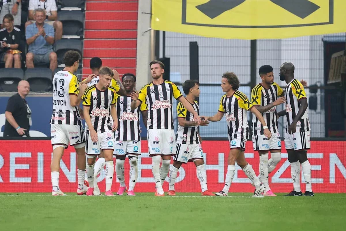 Futbolçular qol vurduqdan sonra bir-birini təbrik edir