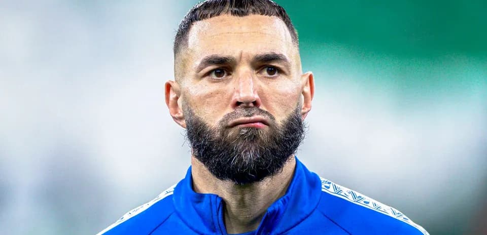 Futbolçu mavi forma geyinib, üz ifadəsi ciddi