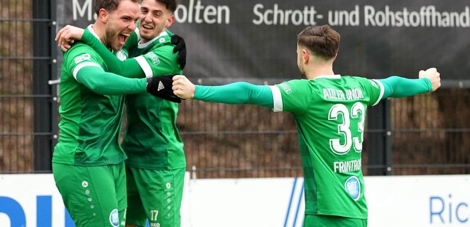Union Frintrop futbolçuları sevincini paylaşır