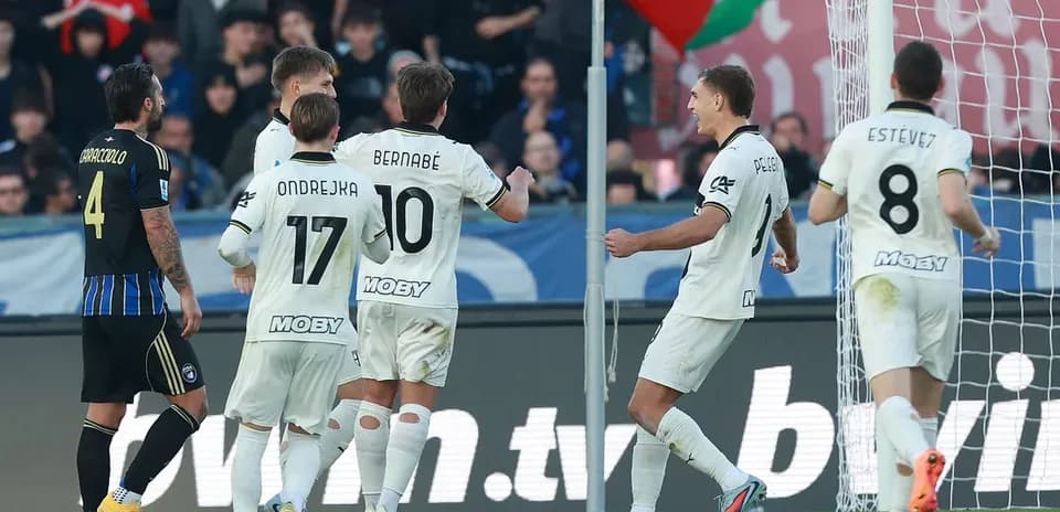 Parma futbolçuları qol sevincini yaşayır