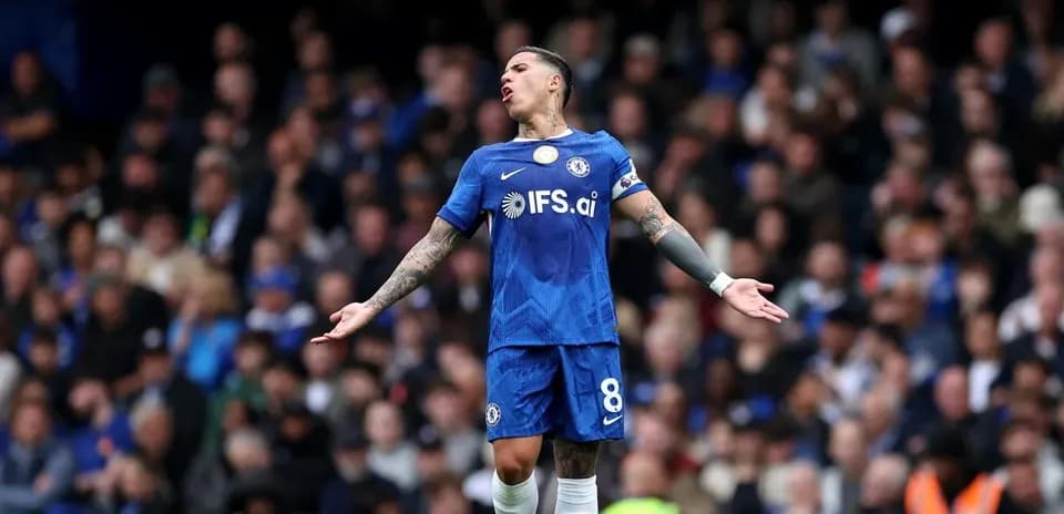 Futbolçu Chelsea formasında meydanda hərəkət edir