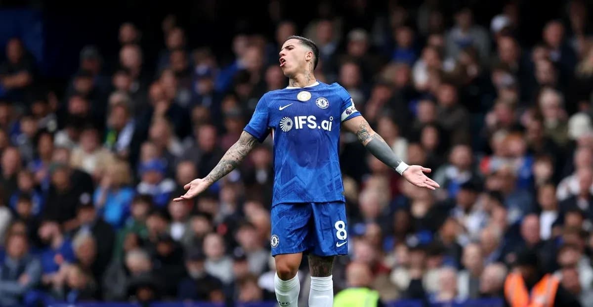 Futbolçu Chelsea formasında meydanda hərəkət edir