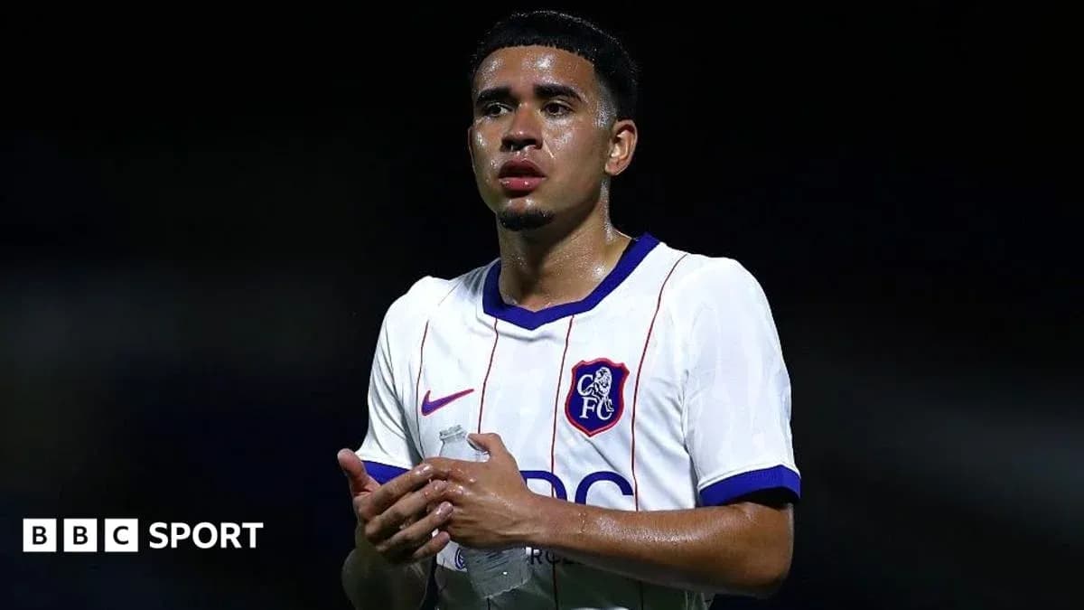 Futbolçu su şişəsi ilə oyun sonrası durur
