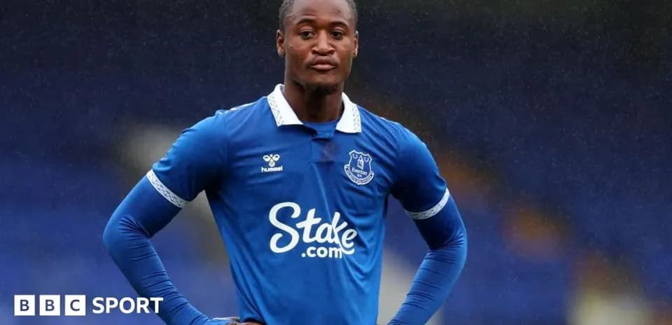 Futbolçu Everton formasında durur