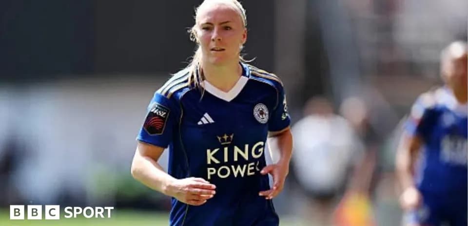 Futbolçu mavi forma ilə meydanda qaçır