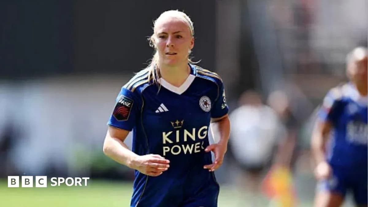 Futbolçu mavi forma ilə meydanda qaçır