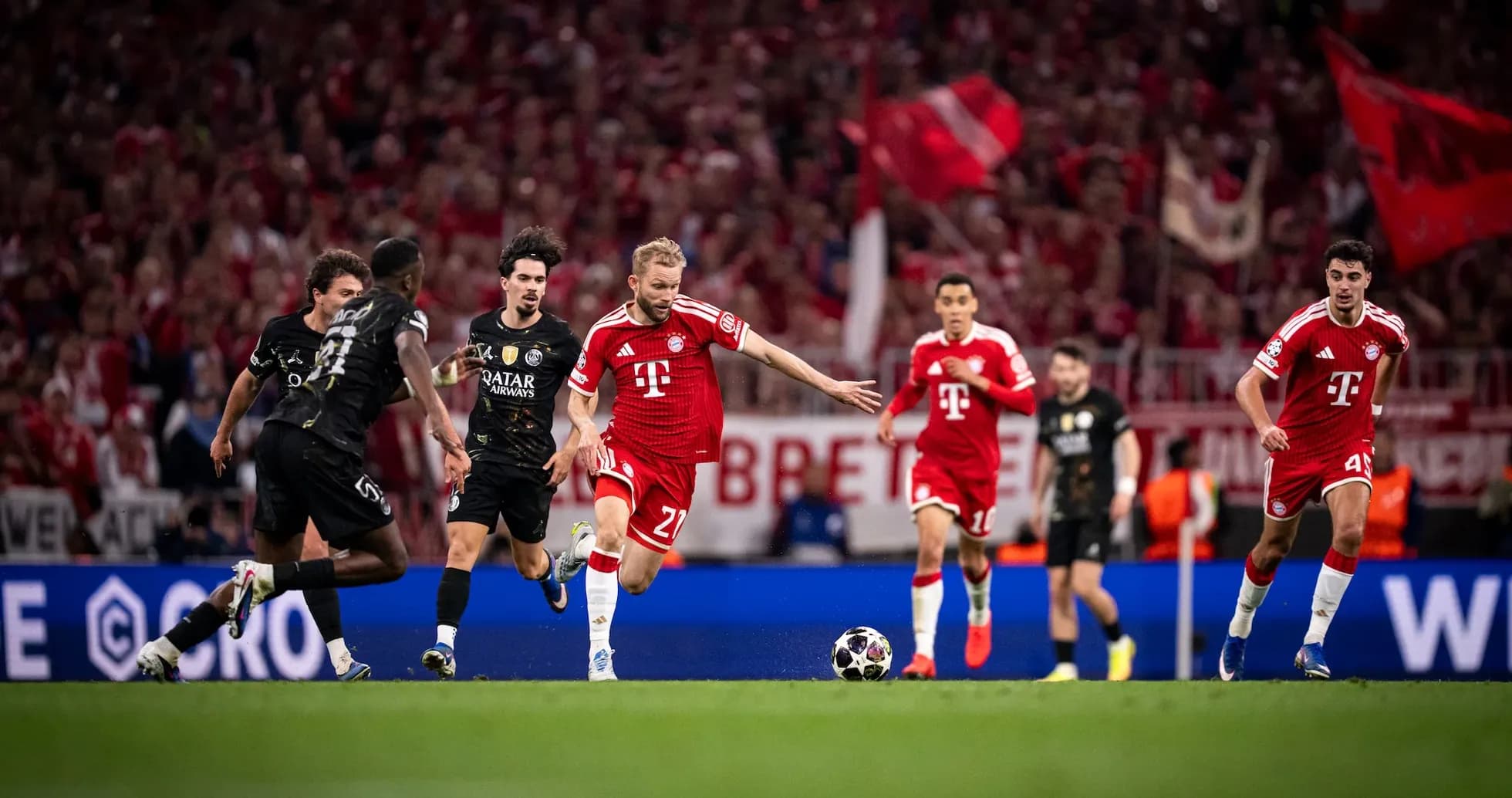 Bayern Münchendən oyunçular topu qovur