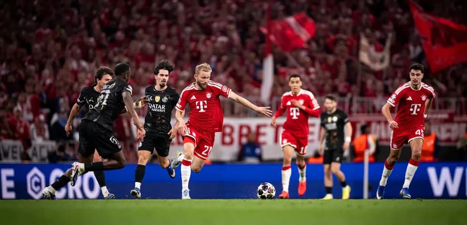 Bayern Münchendən oyunçular topu qovur