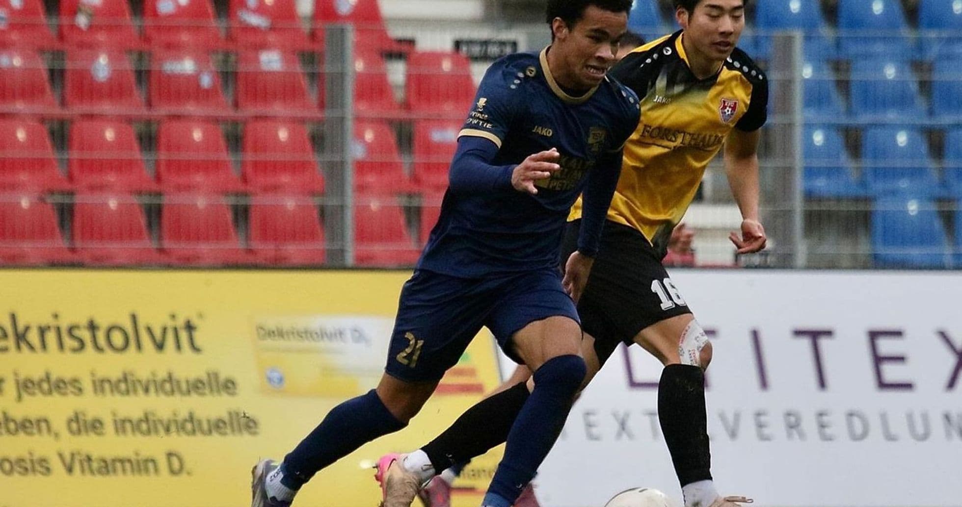 Futbolçular topu izləyir