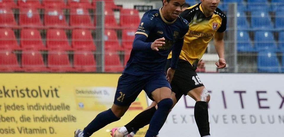 Futbolçular topu izləyir