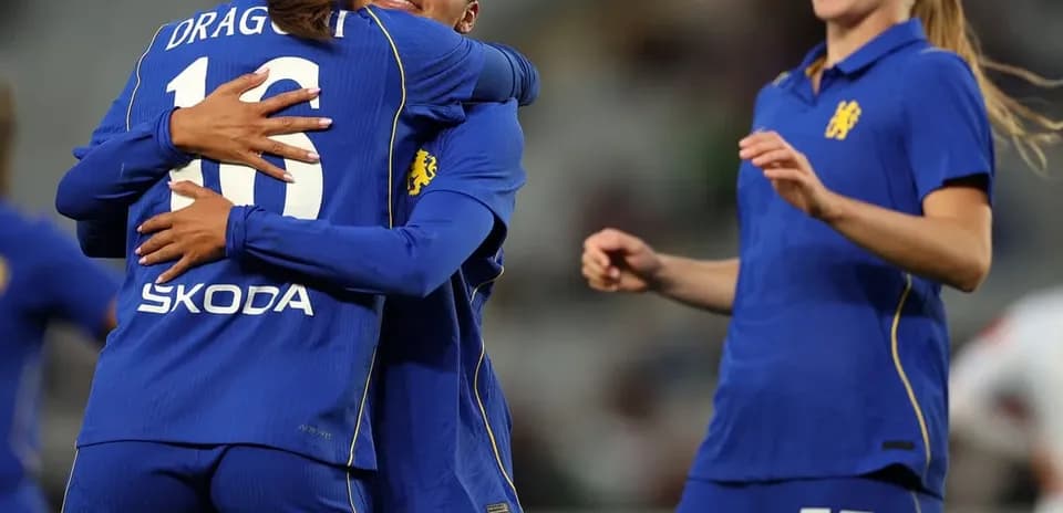 Chelsea W oyunçuları bir-birini qucaqlayır