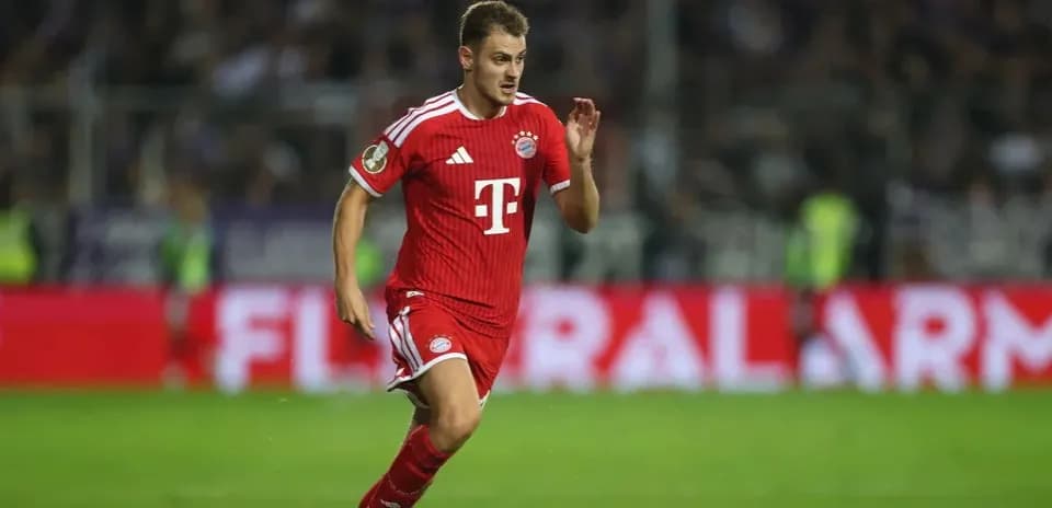Bayern Munich player running during match