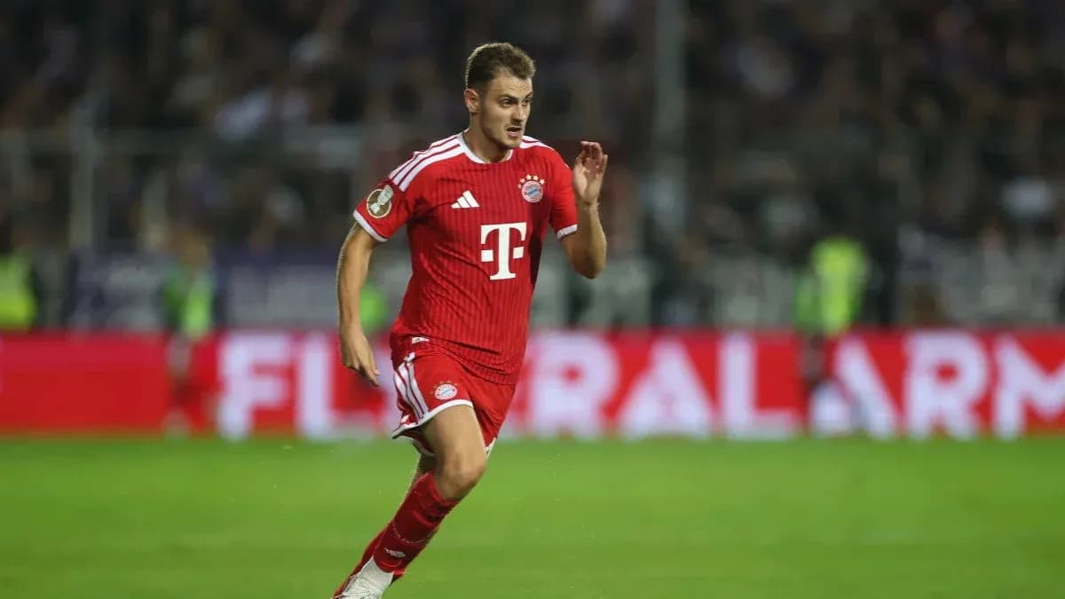 Bayern Munich player running during match