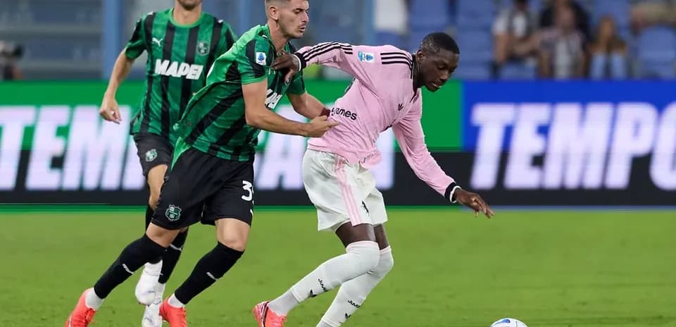 Sassuolo və Juventus futbolçuları mübarizə aparır