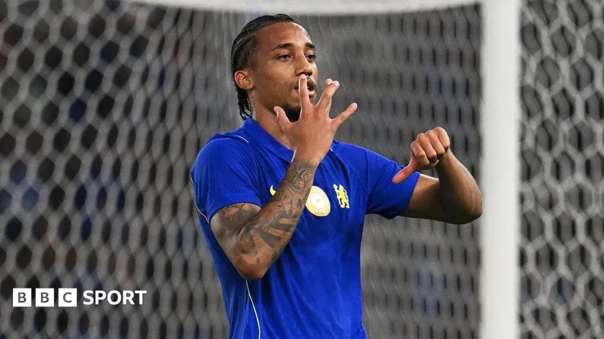 Futbolçu qol vurduğunu bildirir, arxa planda qapı toru