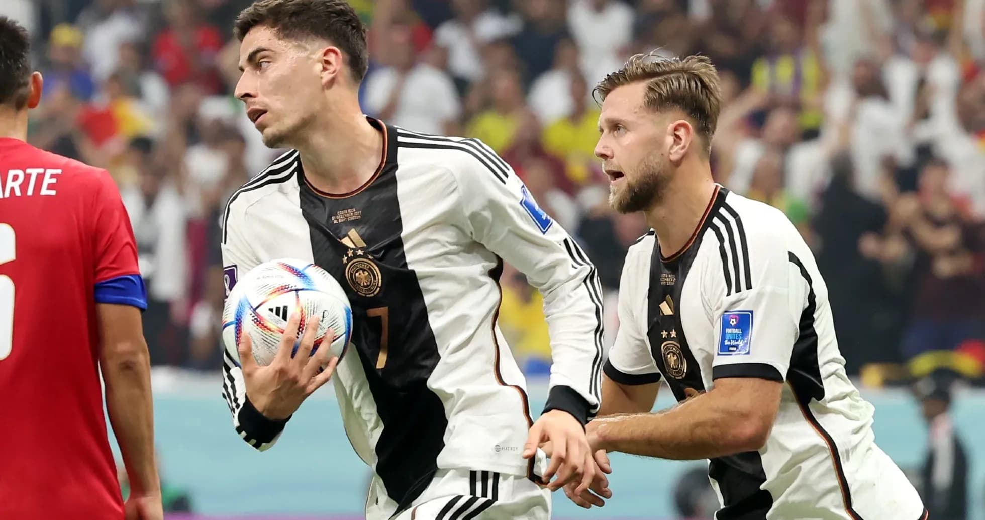 Alman futbolçular topu daşıyır