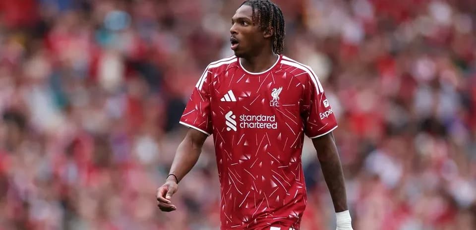 Futbolçu Liverpool formasında meydanda yürüyür