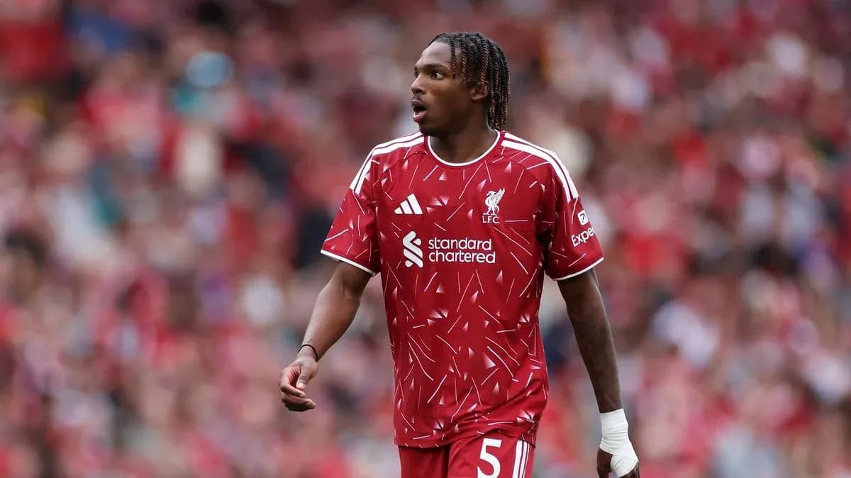 Futbolçu Liverpool formasında meydanda yürüyür