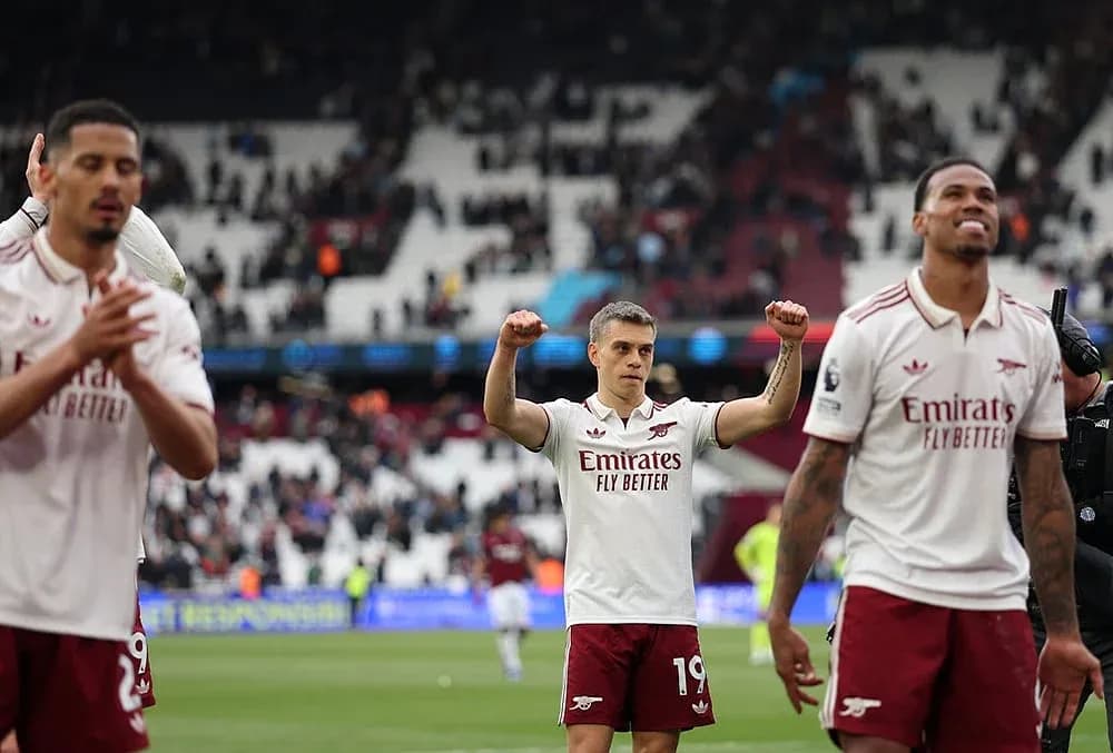 Arsenal futbolçuları qələbə qeyd edirlər