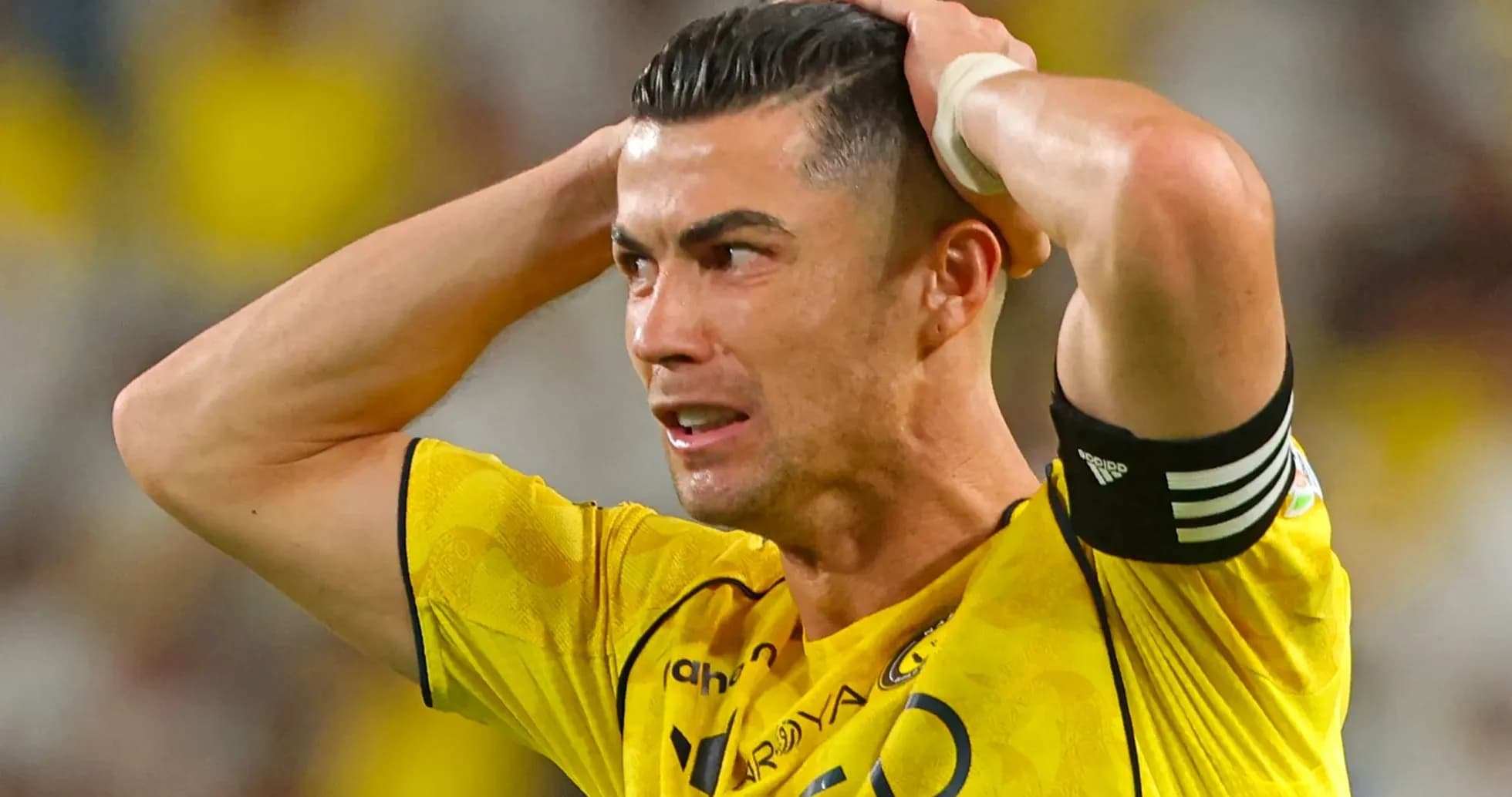 Futbolçu başını tutaraq narahat görünür