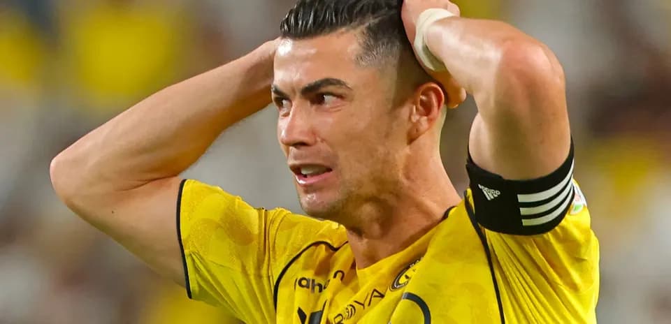 Futbolçu başını tutaraq narahat görünür