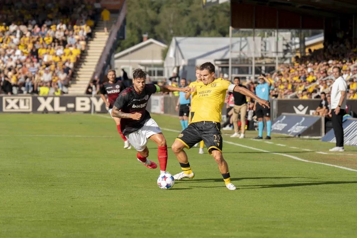 Oyun zamanı topu ələ keçirən futbolçular