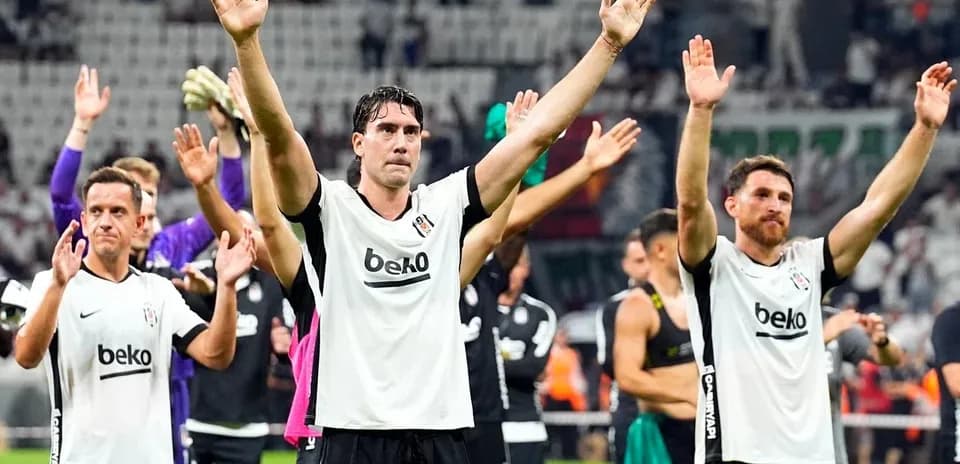 Beşiktaş futbolçuları azarkeşləri salamlamaqdə