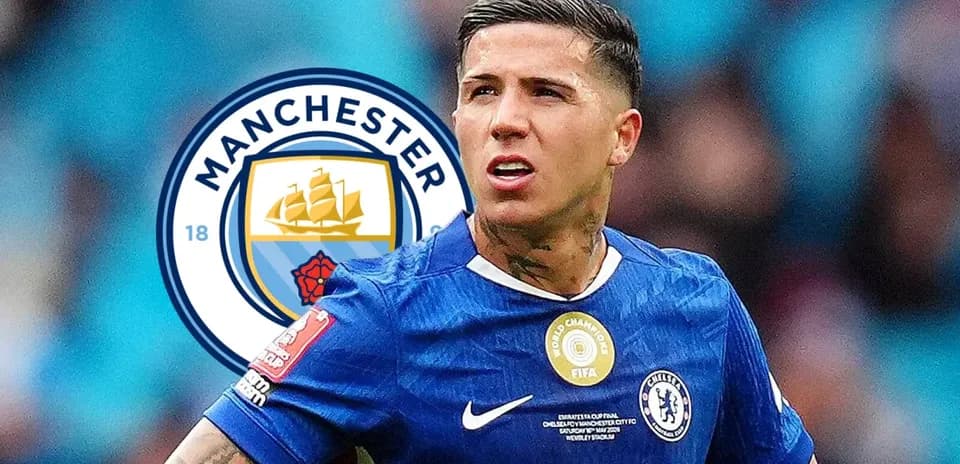 Futbolçu Chelsea formasında, Manchester City logosu arxa planda