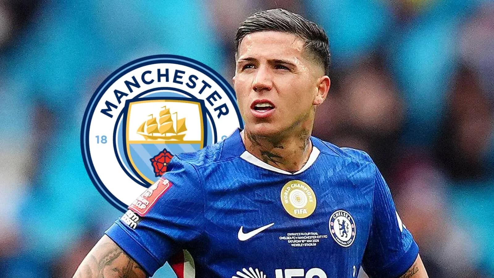 Futbolçu Chelsea formasında, Manchester City logosu arxa planda