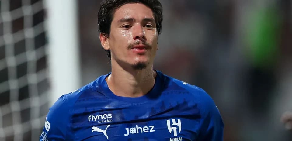 Futbolçu mavi forma ilə oyun zamanı