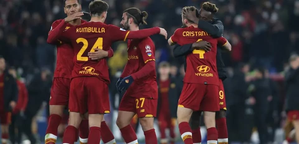 AS Roma futbolçuları bir-birini təbrik edir