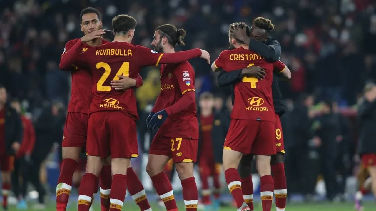 AS Roma futbolçuları bir-birini təbrik edir
