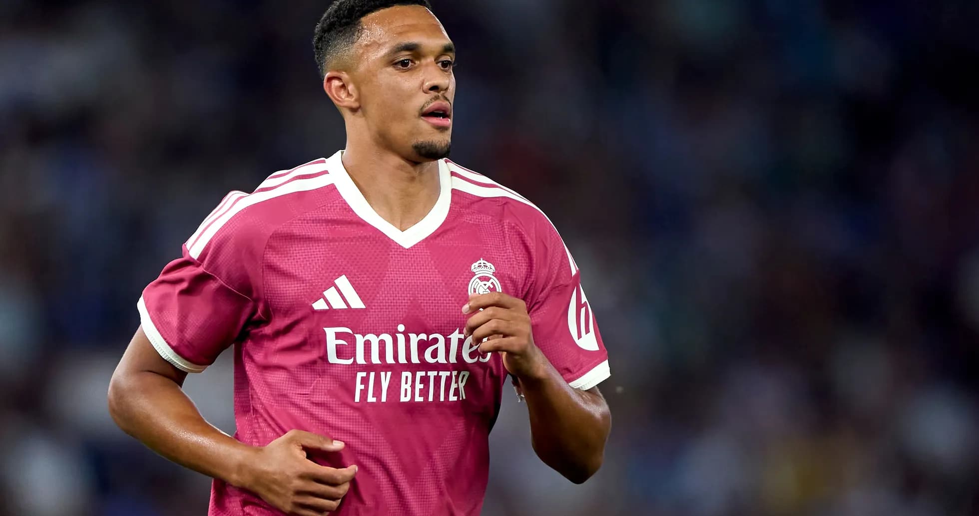 Futbolçu Real Madrid formasında sahədə yürüyür